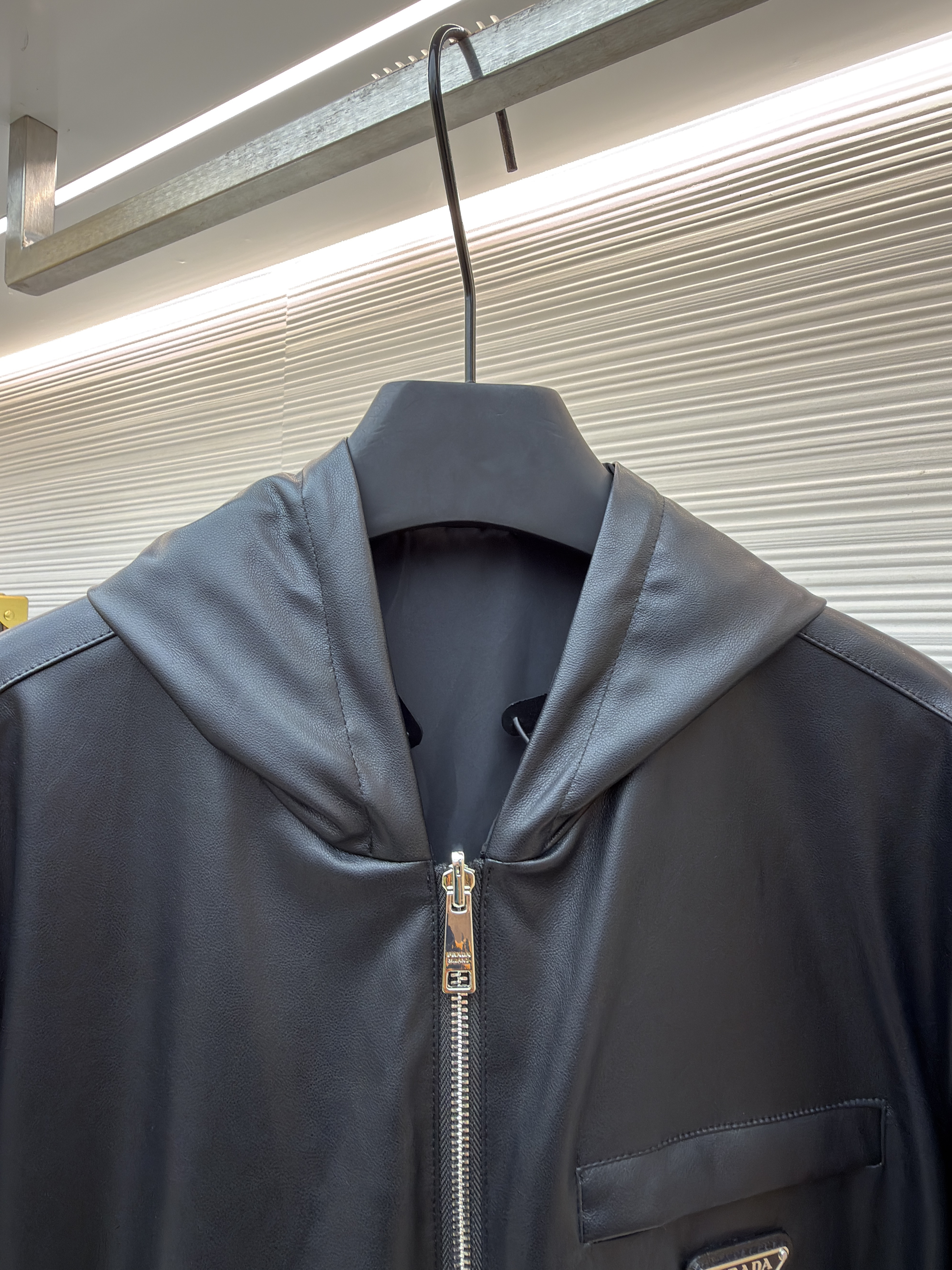 Prada 双面穿皮革尼龙连帽夹克