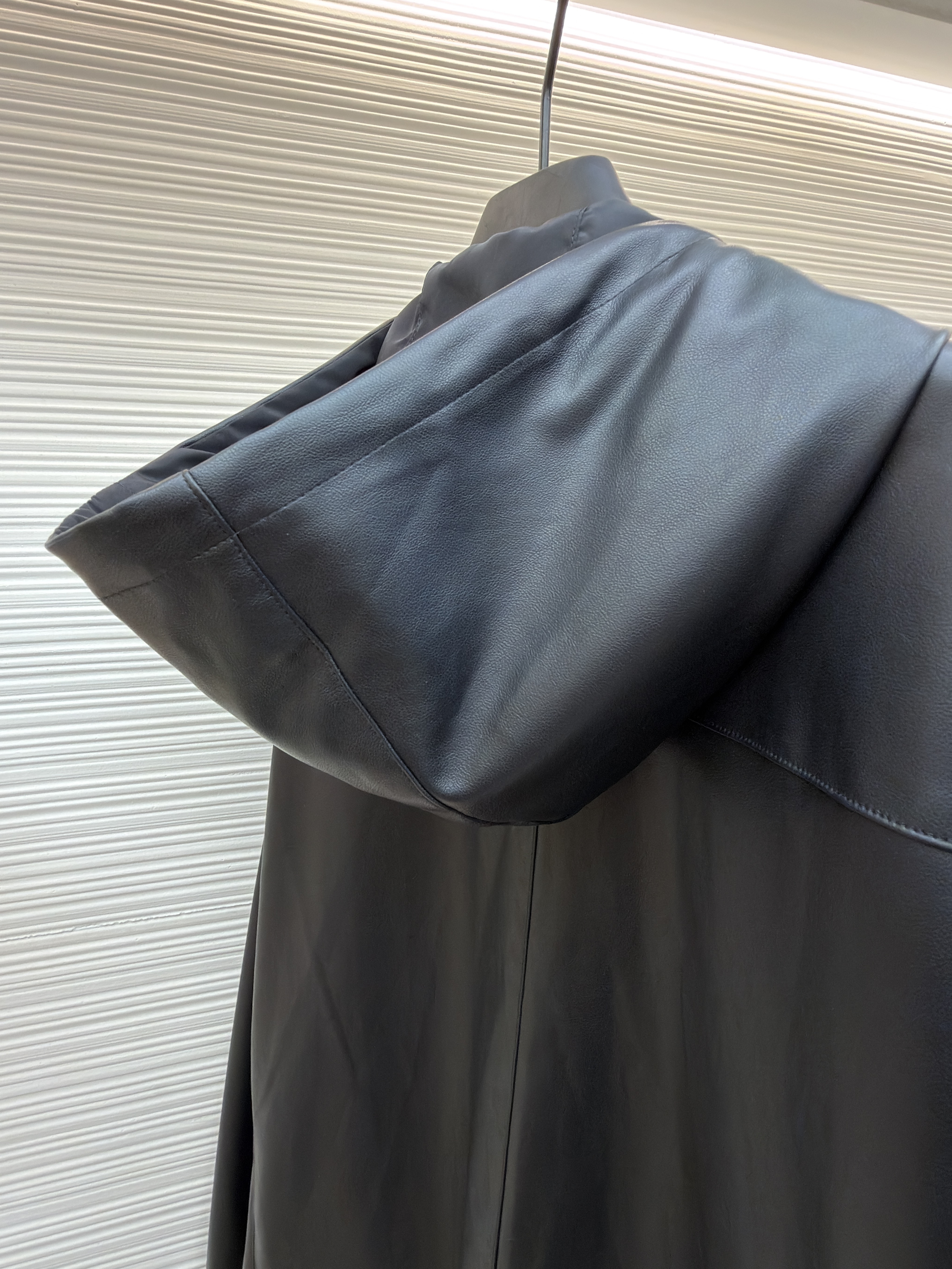 Prada 双面穿皮革尼龙连帽夹克