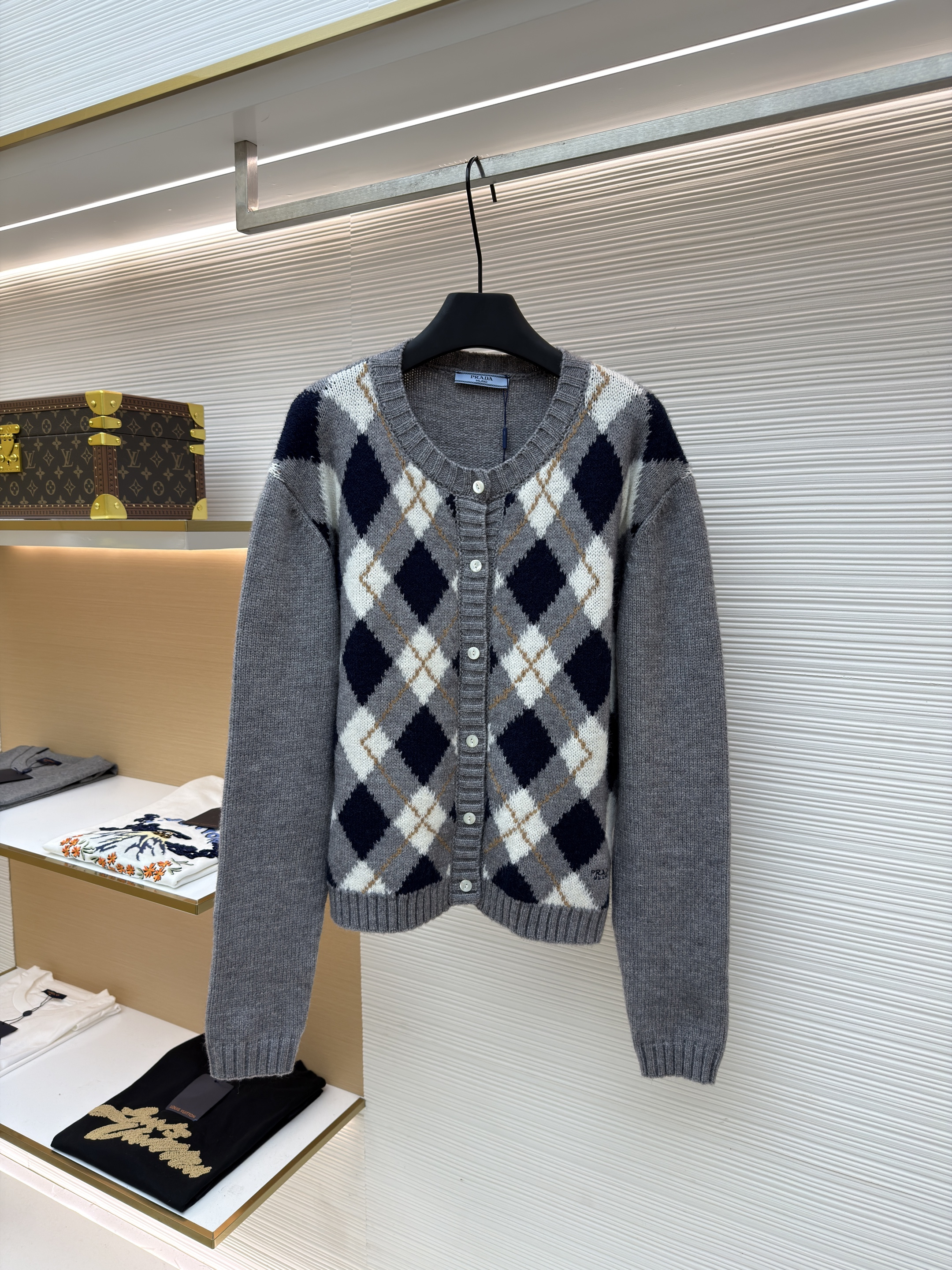 Prada刺绣菱形花毛织开衫