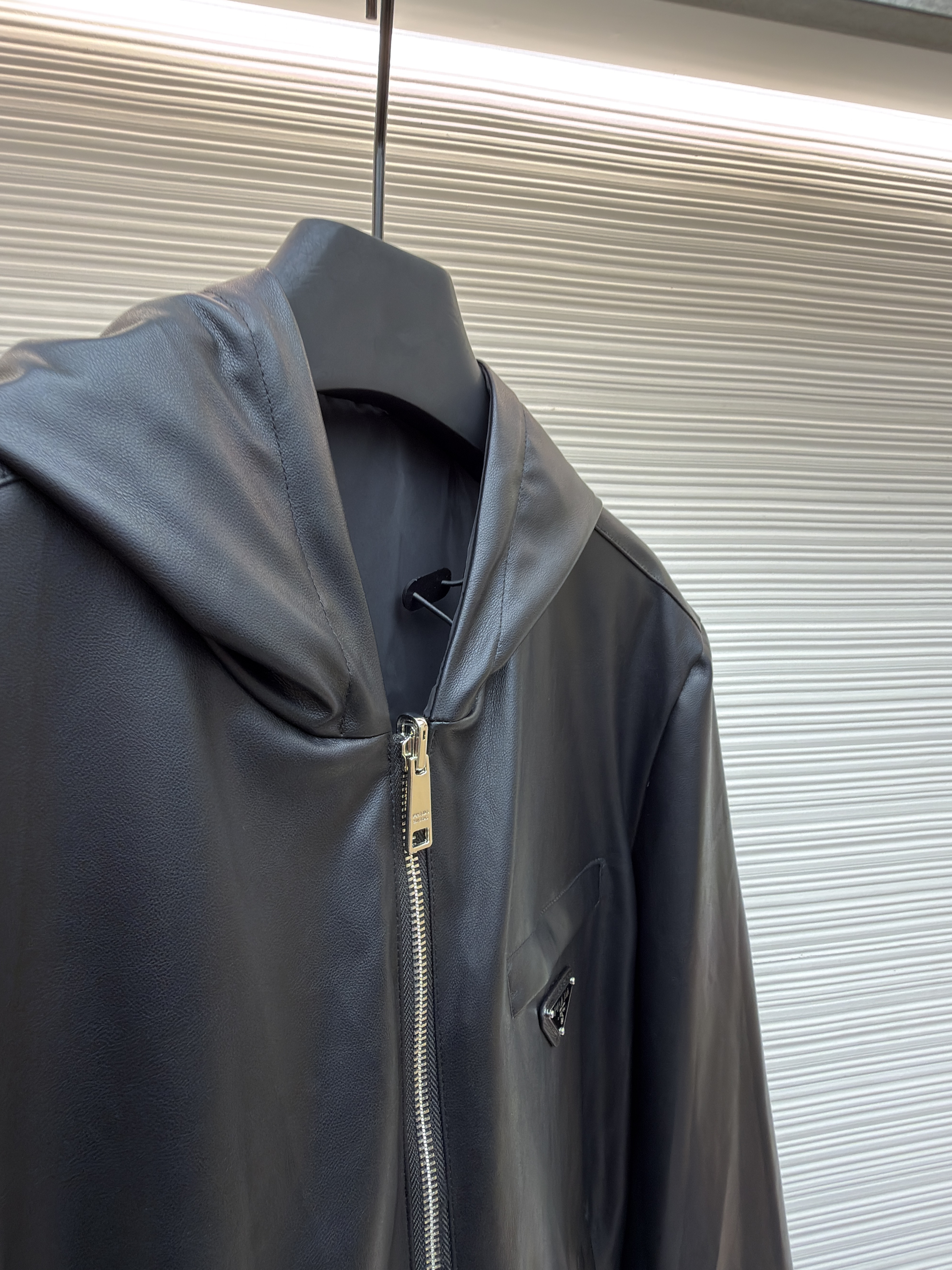 Prada 双面穿皮革尼龙连帽夹克