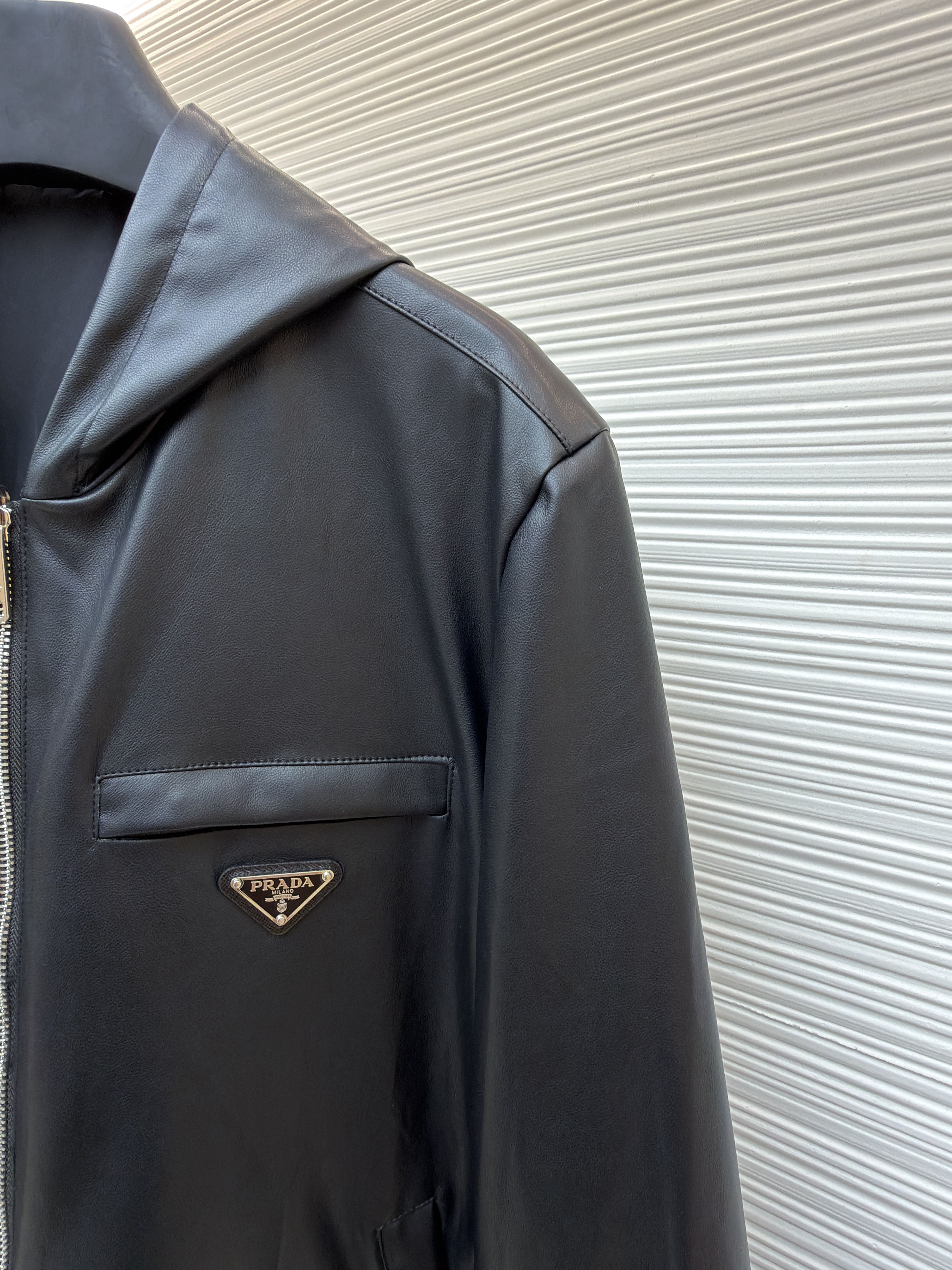 Prada 双面穿皮革尼龙连帽夹克