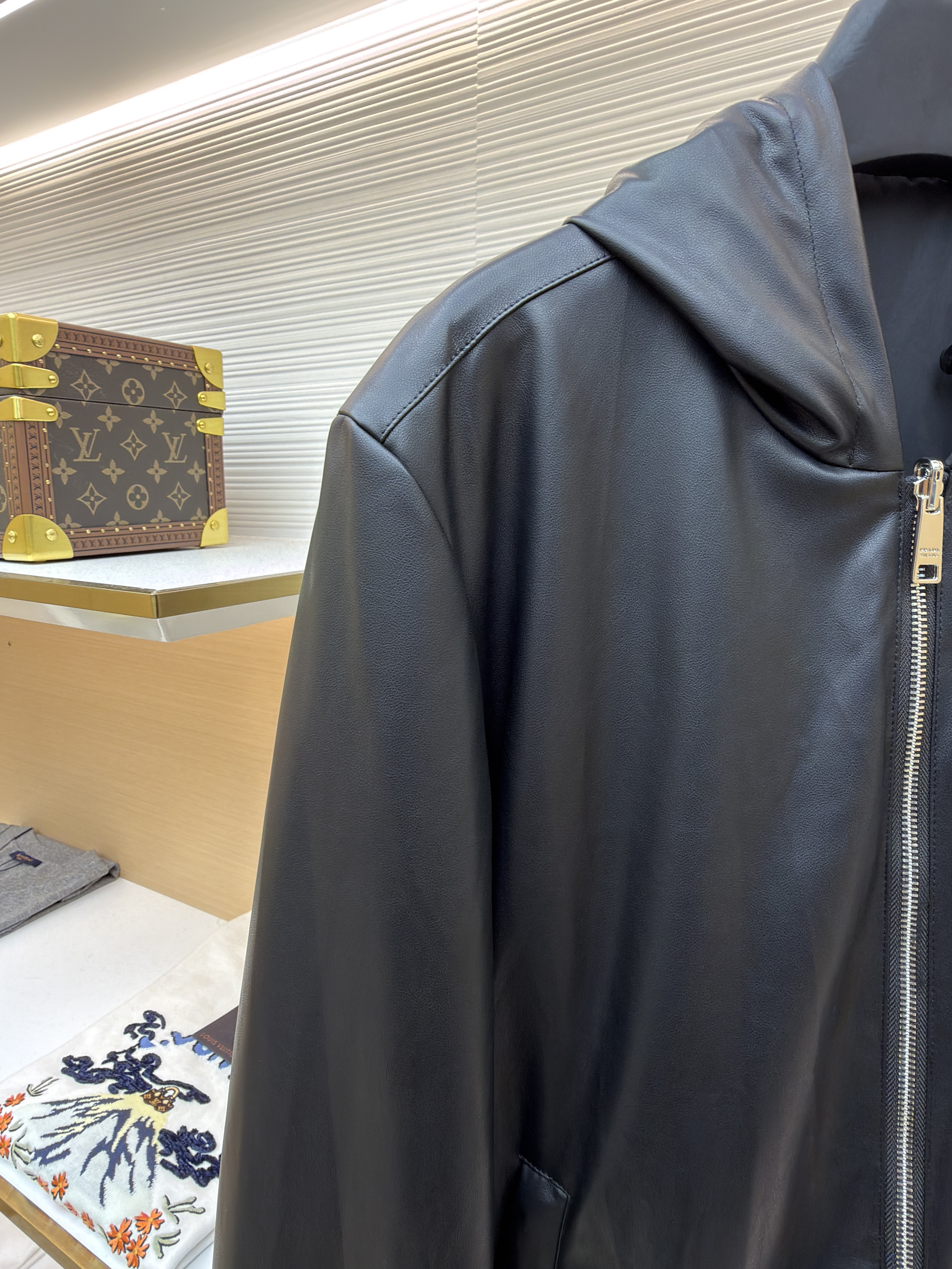 Prada 双面穿皮革尼龙连帽夹克