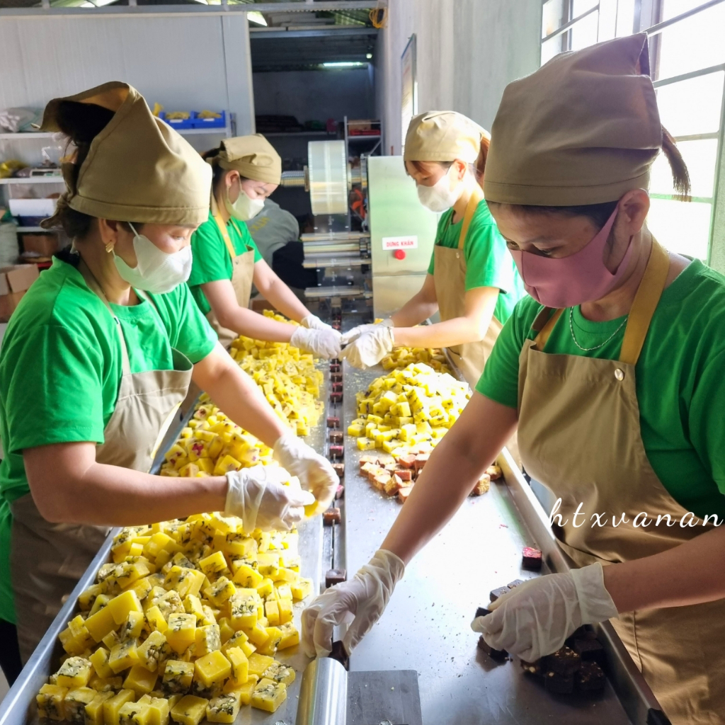 តែផ្កា (Chrysanthemum)ជាមួយស្ករគ្រាប់ និងទឹកឃ្មុំ