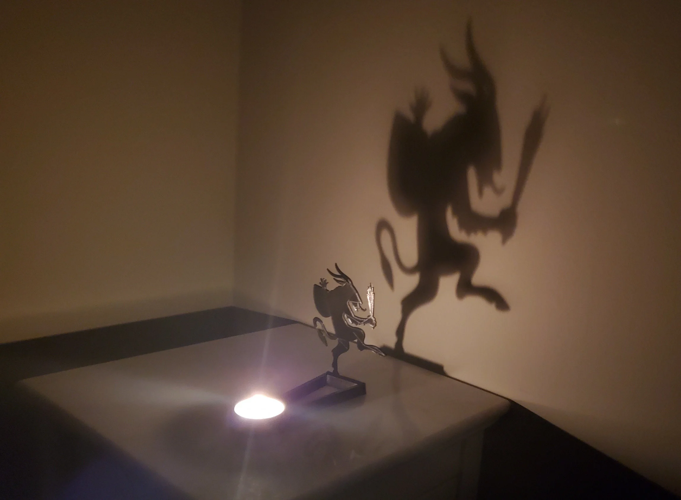 Buy 4PCS+ Free Shipping - Funny Shadow Stand