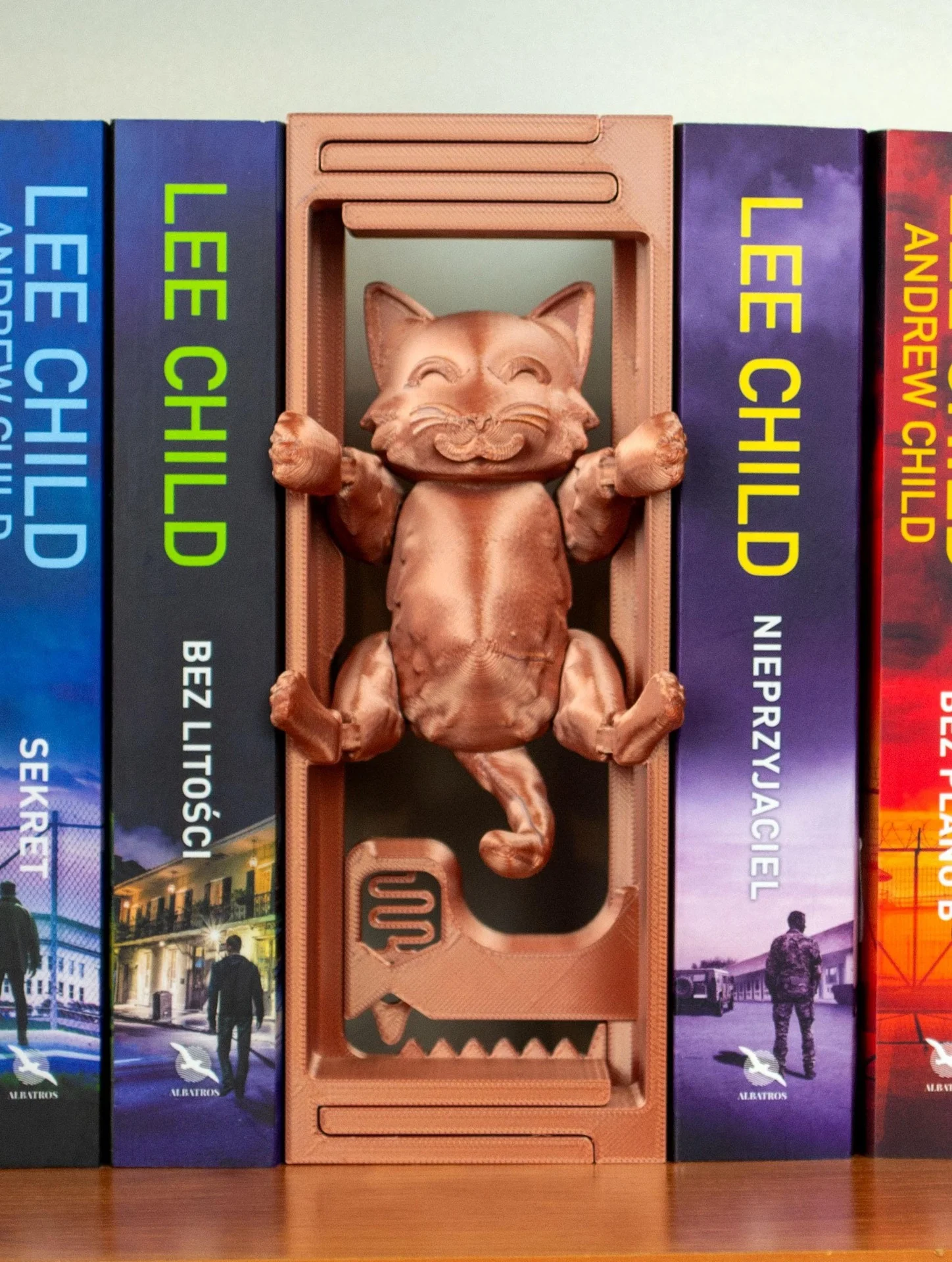 Hanging Cat Adjustable Bookends
