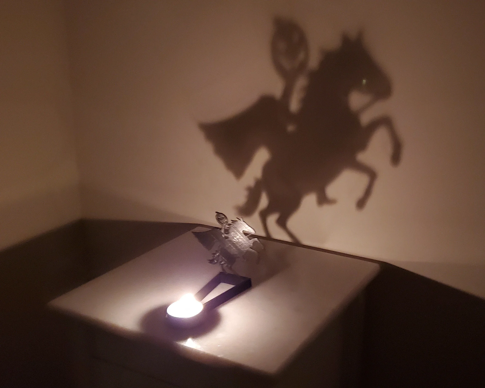 Buy 4PCS+ Free Shipping - Funny Shadow Stand